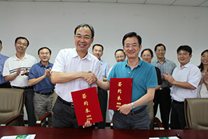 总医院院长戴天然与北京大学人民医院胸外科主任王俊签约.jpg