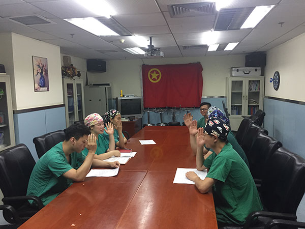 麻醉科团支部换届选举举手表决现场.jpg