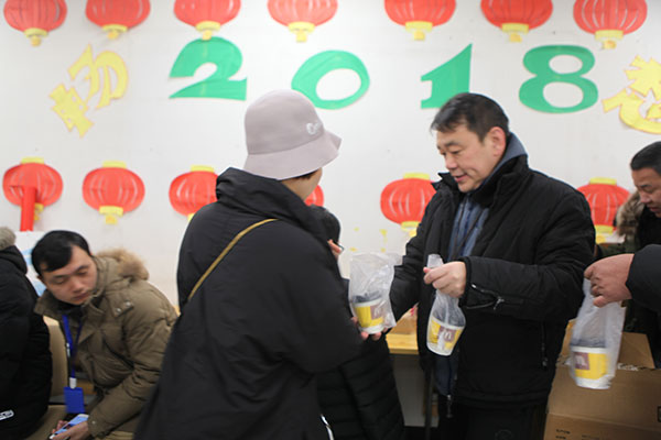 2-于广文副院长慰问献血员工.jpg