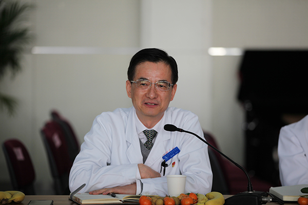 2-戴天然院长代表医院领导班子和全体职工向离退休老同志送上新春祝福.jpg