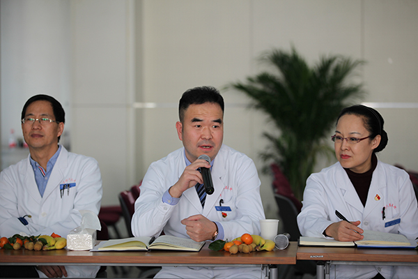 3-陈志刚副书记耐心地解答老同志提出的问题.jpg